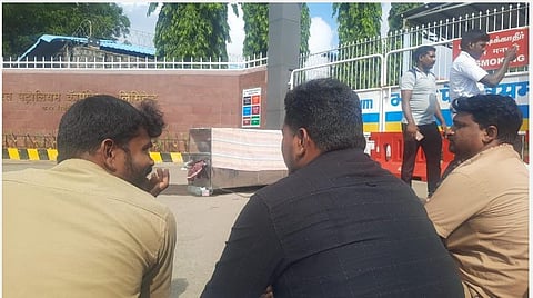 உயிரிழந்த கிளீனர் செல்வமணி சடலத்துடன் டேங்கர் லாரி ஓட்டுநர்கள் மற்றும் கிளீனர்கள் போராட்டத்தில் ஈடுபட்டுள்ள புகைப்படம்.