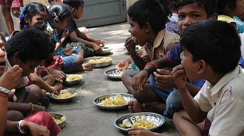 கருங்காலிக்குப்பம் கிராமத்தில் சத்துணவு சாப்பிட்ட 19 மாணவர்கள் பாதிப்பு: சமையலர், உதவியாளர் பணியிடை நீக்கம்