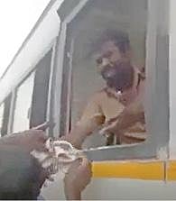 அரசு பேருந்து ஓட்டுநரை கம்பியால் கார் ஓட்டுநர் தாக்கும் காட்சிகள்.