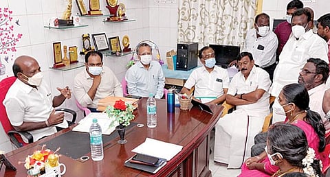 தலைமை மருத்துவர் பதவி பறிக்கப்பட்ட மருத்துவர் அனுரத்னாவுக்கு சமூக வலைதளங்களில் ஆதரவுக் குரல் எழுந்த நிலையில், பொன்னேரி அரசு மருத்துவமனையில் நேற்று விசாரணை நடத்தினார் சுகாதாரத் துறை அமைச்சர் மா.சுப்பிரமணியன். உடன், மருத்துவம் மற்றும் ஊரக நலப்பணிகள் துறை இயக்குநர் குருநாதன், கூடுதல் இயக்குநர் அசோக்குமார் உள்ளிட்டோர்.