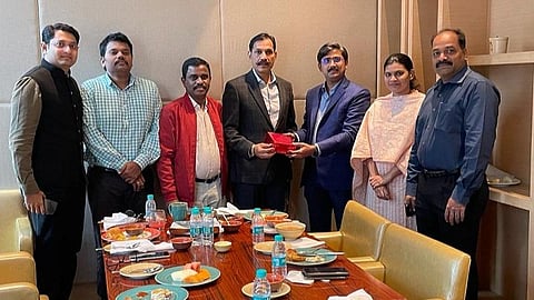 முதல்முறையாக லக்னோ வந்த தமிழக டிஜிபி சைலேந்திரபாபுவை வரவேற்ற தமிழகத்தைச் சேர்ந்த ஐபிஎஸ் அதிகாரிகள்