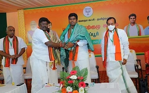 பாஜகவில் இணைந்த அதிமுக முன்னாள் எம்எல்ஏ: அதிமுக ஆட்சி சிறப்பாக அமைய மோடி காரணம் எனப் புகழாரம்