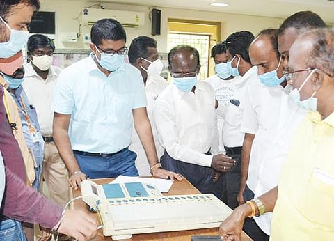 திருநெல்வேலியில் நகர்ப்புற உள்ளாட்சி தேர்தலுக்காக வாக்குப்பதிவு இயந்திரங்கள் சரிபார்க்கப்பட்டுள்ள நிலையில் அங்கீகரிக்கப்பட்ட அரசியல் கட்சியினர் முன்னிலையில் மாதிரி வாக்குப்பதிவு நேற்று நடைபெற்றது.