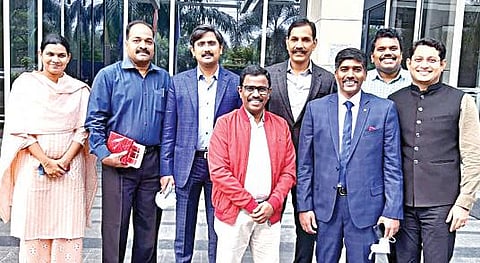 கடந்த வாரம் லக்னோ வந்த தமிழக டிஜிபி சைலேந்திரபாபுவை விமானநிலையத்தில் வரவேற்ற உபி உயர் அதிகாரிகளானத் தமிழர்கள்.