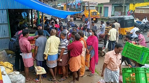 கடலூர் முதுநகர் செல்லாங்குப்பம் பகுதியில் உள்ள காய்கறி கடையில் பொதுமக்கள் குவிந்து தக்காளியை வாங்கி சென்றனர்
