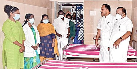 புதுக்கோட்டை அரசு மருத்துவக் கல்லூரி மருத்துவமனையில் சிறைவாசி களுக்கான தனி சிகிச்சை வார்டை திறந்து வைத்து பார்வையிடுகிறார் அமைச்சர் எஸ்.ரகுபதி. உடன், ஆட்சியர் கவிதா ராமு உள்ளிட்டோர்.