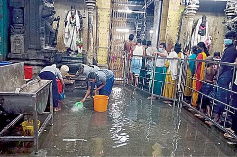 திருச்செந்தூரில் நேற்று காலை 3 மணி நேரத்தில் 17 செ.மீ. மழை கொட்டியதால், செந்திலாண்டவர் கோயிலுக்குள் தண்ணீர் புகுந்தது.