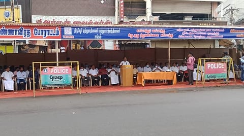 நூல் விலை உயர்வுக்கு எதிராக திருப்பூரில் தொழிலாளர்கள் போராட்டம்: ரூ.200 கோடிக்கு மேல் வர்த்தகம் பாதிப்பு