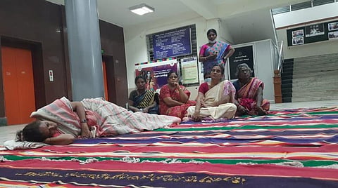 ஆட்சியர் அலுவலகத்தில் படுத்துறங்கி எம்.பி. ஜோதிமணி  தொடர் போராட்டத்தில் ஈடுபட்ட படம்.