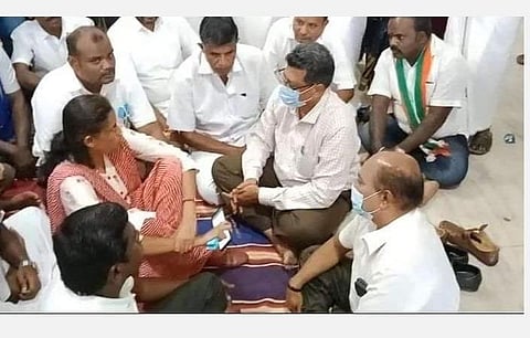 மாவட்ட வருவாய் அலுவலர் எம்.லியாகத், கரூர் எம்.பி. ஜோதிமணியிடம் பேச்சுவார்த்தை நடத்திய படம்.