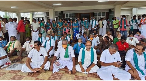 திருப்பூர் விவசாயிகள் குறைதீர் கூட்டத்தில் ஆட்சியர் பங்கேற்கவில்லை: விவசாயிகள் பல மணி நேரம் காத்திருப்புப் போராட்டம்