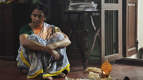 முதல் பார்வை - சிவரஞ்சனியும் இன்னும் சில பெண்களும்