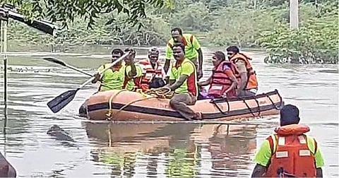 காஞ்சிபுரம் ஆர்ப்பாக்கம் அருகே தலையில்லா பெரும்பாக்கம் பகுதியில் வெள்ளத்தில் சிக்கியவர்களை மீட்ட தீயணைப்புத் துறையினர்.