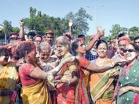 திரிபுரா உள்ளாட்சித் தேர்தலில் பெரும்பாலான இடங்களை கைப்பற்றி பாஜக அமோக வெற்றியை பெற்றது. இதையொட்டி, அகர்தலா அருகே உள்ள தர்மாநகர் பகுதியில் வெற்றிக் கொண்டாட்டத்தில் ஈடுபட்ட  பாஜகவினர். படம்: பிடிஐ