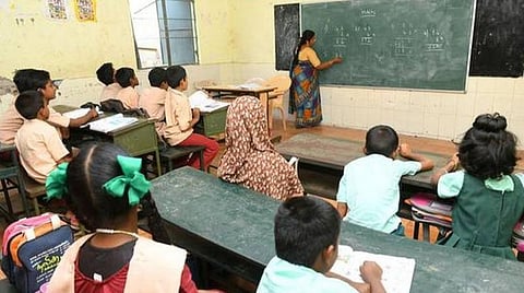 தமிழகத்தில் ஒரு மாதமாக கனமழை நீடித்து வருவதால் அரசு பள்ளி கட்டிடங்களை பொறியாளர்கள் மூலம் ஆய்வு செய்ய வேண்டும்: தமிழக அரசுக்கு ஆசிரியர்கள் கோரிக்கை
