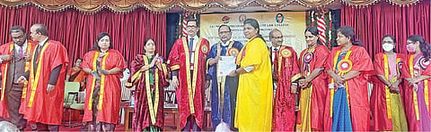 பட்டரைபெரும்புதூர் டாக்டர் அம்பேத்கர் அரசு சட்டக் கல்லூரி பட்டமளிப்பு விழாவில் சட்டத் துறை அமைச்சர் எஸ்.ரகுபதி பங்கேற்று மாணவ, மாணவிகளுக்கு பட்டம் வழங்கினார். உடன் சட்டத் துறை செயலாளர் கார்த்திகேயன், சட்டக்கல்வி இணை இயக்குநர் ச.சொக்கலிங்கம், கல்லூரி முதல்வர் விஜயலட்சுமி உள்ளிட்டோர்.