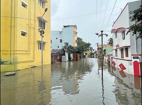 அனகாபுத்தூர் சீனிவாசபுரத்தில் மழைநீருடன் கழிவுநீரும் கலந்து, குடியிருப்புகளை  சூழ்ந்துள்ளது. இதனால் அப்பகுதி மக்கள் வீட்டைவிட்டு வெளியே வர முடியாமல் தவித்து வருகின்றனர். படம்: எம்.முத்துகணேஷ்