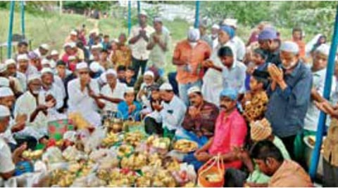 இயற்கைப் பேரிடர்களில் இருந்து மக்களைக் காக்க வேண்டி, ஈரோடு லக்காபுரத்தில் நடந்த கந்தூரி காடு விழாவில், முஸ்லிம்கள் கூட்டுப் பிரார்த்தனை நடத்தினர்.