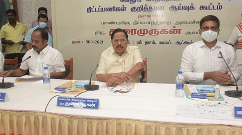 சேதமடைந்த சாலைகளைச் சீரமைக்க வேண்டும்; வீதி வீதியாகச் சென்று ஆய்வு நடத்துவேன்: அதிகாரிகளுக்கு அமைச்சர் துரைமுருகன் எச்சரிக்கை