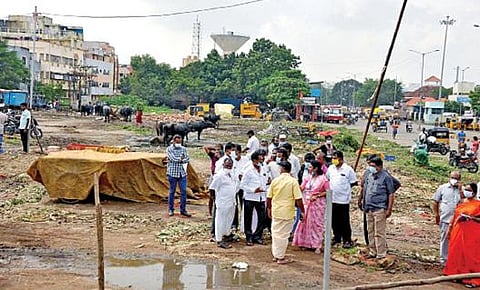 சென்னை கோயம்பேடு மொத்த காய்கறி சந்தையில் தக்காளி வியாபாரத்துக்கென ஒரு ஏக்கர் நிலம் ஒதுக்கி தர சென்னை உயர்நீதிமன்றம் உத்தரவிட்டுள்ளது. இதையடுத்து, நிலத்தை பார்வையிட்டு ஆய்வு செய்யும் பணியில் ஈடுபட்டுள்ள சிஎம்டிஏ அதிகாரிகள்.படம்: ம.பிரபு