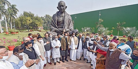 மாநிலங்களவையைச் சேர்ந்த 12 எம்.பி.க்கள் சஸ்பெண்ட் செய்யப்பட்டதைக் கண்டித்து நாடாளுமன்ற வளாகத்தில் உள்ள மகாத்மா காந்தி சிலை முன்பு நேற்று எதிர்க்கட்சித் தலைவர்கள் ஆர்ப்பாட்டம் நடத்தினர்.படம்: பிடிஐ