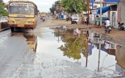 திருப்பூரில் லேசான மழைக்கு குளமாகிய சாலைகள்: தண்ணீர் தேங்கும் தற்காலிக பேருந்து நிலையத்தால் பொதுமக்கள் அவதி