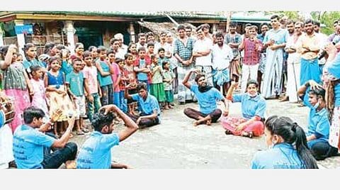 ‘இல்லம் தேடி கல்வி’ திட்ட விழிப்புணர்வு பிரச்சாரப் பணிகளால் மீண்டது நாட்டுப்புறக் கலைஞர்களின் வாழ்வாதாரம்