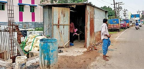 திருச்சி மாநகராட்சி கட்டுமானப் பணிக்காக மொழிப்போர் தியாகி சண்முகம் நினைவிடத்தை மறைத்து அமைக்கப்பட்டுள்ள தகரக் கொட்டகை. படம்: அ.வேலுச்சாமி