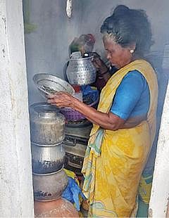 கழிப்பறையில் வசிக்கும் அம்மாக்கண்ணு.