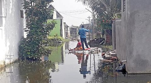 ஆவடி அருகே  பட்டாபிராம் - கோபாலபுரம் கிழக்கு பகுதியில் கழிவுநீர் கலந்த மழைநீர் கடந்த ஒரு வாரத்துக்கு மேலாக நூற்றுக்கும் மேற்பட்ட வீடு களை சூழ்ந்துள்ளது. இதனால், மக்கள் அத்தியாவசிய தேவைகளுக்காக மிதவையில் ஆபத்தான பயணம் மேற்கொண்டு வருகின்றனர்.