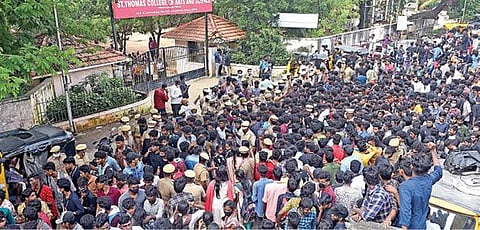 மாணவிகளிடம் பாலியல் அத்துமீறலில் ஈடுபட்ட பேராசிரியரை கைது செய்ய வலியுறுத்தி, கல்லூரி வாயில் முன்பாக மாணவ, மாணவிகள் நேற்று போராட்டத்தில் ஈடுபட்டனர். படம்: ம.பிரபு