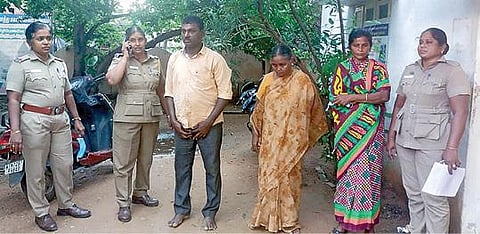 திருநெல்வேலி, தூத்துக்குடி மாவட்டங்களில் 6 பெண்களை மோசடியாக திருமணம் செய்த வின்சென்ட் பாஸ்கர், அவருக்கு தாயாகவும், சித்தியாகவும் நடித்த பிளாரன்ஸ் மற்றம் தாமரைச்செல்வி ஆகியோரை போலீஸார் கைது செய்துள்ளனர்.