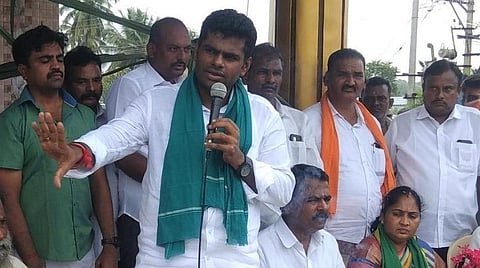 கோவை அன்னூர் அருகே வாக்கனாங் கொம்பு கிராம விவசாயிகளிடையே இன்று பேசிய பாஜக மாநில தலைவர் அண்ணாமலை |  படம்: க.சக்திவேல்