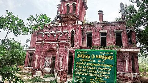 ஆரணி அடுத்த பூசிமலைக்குப்பத்தில் போதிய பராமரிப்பு இன்றி அழிவின் விளிம்பில் உள்ள கண்ணாடி மாளிகை.