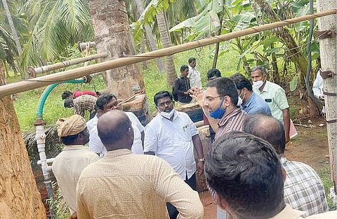 திசையன்விளை அருகே ஆயன்குளத்தில், பல ஆயிரம் கனஅடி தண்ணீரை உள்வாங்கினாலும் நிரம்பாத அதிசய கிணற்றில், சென்னை ஐஐடி குழுவினர் நேற்று ஆய்வைத் தொடங்கினர்.