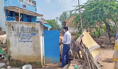 பில்லத்தியில் கழிப்பறையில் மூதாட்டி வசிப்பது குறித்து ஆய்வு செய்த ஊரக வளர்ச்சி முகமை உதவி திட்ட அலுவலர்.