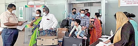 வெளிநாடுகளில் இருந்து சென்னை விமான நிலையம் வரும் பயணிகள் தீவிர சோதனைக்கு உட்படுத்தப்படுகின்றனர். படம்: எம்.முத்துகணேஷ்