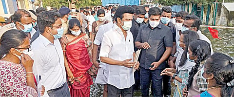 தூத்துக்குடியில் மழைநீர் வடியாமல் இருக்கும் முத்தம்மாள் காலனியில் ஆய்வுசெய்த முதல்வர் மு.க.ஸ்டாலின், அங்கு கூடியிருந்த மக்களிடம் குறைகளைக் கேட்டு, மனுக்களை பெற்றுக் கொண்டார். உடன், தூத்துக்குடி எம்பி கனிமொழி உள்ளிட்டோர்.படம்: என்.ராஜேஷ்