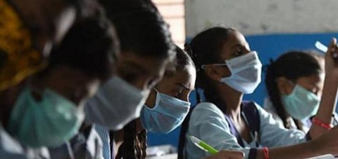 பள்ளிகளில் ஒமைக்ரான் வைரஸ் தடுப்பு நடவடிக்கைகளைத் தீவிரமாகச் செயல்படுத்துக: பள்ளிக் கல்வித்துறை