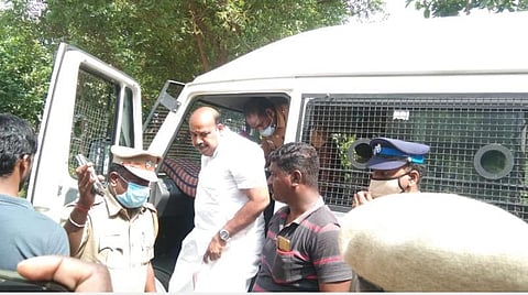 கைது செய்யப்பட்ட அய்யப்பனை அரியலூர் நீதிமன்றத்திற்கு போலீசார் அழைத்து வரும் படம்