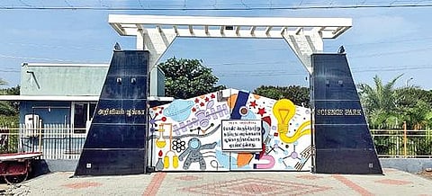 தி.மலை அடுத்த வேங்கிக்கால் ஏரிக்கரையையொட்டி அமைக்கப்பட்டுள்ள அறிவியல் பூங்கா.
