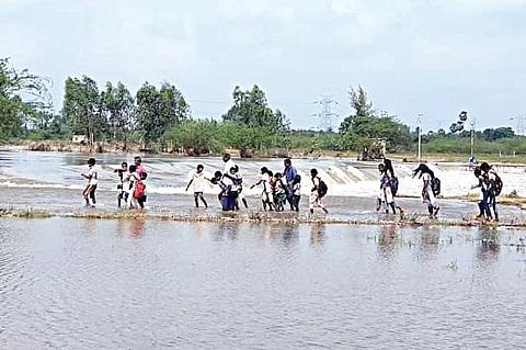 எல்லப்பநாயுடுபேட்டையில், கொசஸ்தலை ஆற்றில் பெருக்கெடுத்து ஓடும் வெள்ளத்தால் மூழ்கியுள்ள தரைப்பாலத்தை ஆபத்தான முறையில் கடக்கும் பள்ளி மாணவர்கள்.