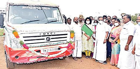 புதுக்கோட்டை அரசு மருத்துவக் கல்லூரி மருத்துவமனையில் ரத்த சேகரிப்பு வாகனத்தை தொடங்கி வைக்கிறார் மாநில சட்டத் துறை அமைச்சர் எஸ்.ரகுபதி.