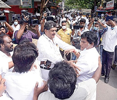 சென்னை ராயப்பேட்டையில் உள்ள அதிமுக தலைமை அலுவலகத்தில் கட்சியின் ஒருங்கிணைப்பாளர் மற்றும் இணை ஒருங்கிணைப்பாளர் பதவிக்கான விருப்ப மனு நேற்று வழங்கப்பட்டது அப்போது தொண்டர்கள் இடையே ஏற்பட்ட சலசலப்பில் ஒருவர் தாக்கப்பட்டார். படம்: க.பரத்