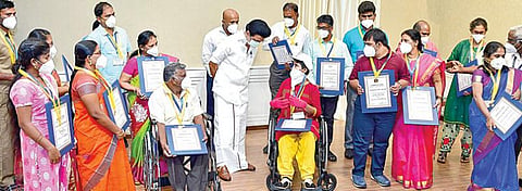 சர்வதேச மாற்றுத் திறனாளிகள் தினத்தையொட்டி, மாற்றுத் திறனாளிகளின் நலனுக்காக சிறப்பான சேவை புரிந்த 17 நபர்களுக்கு மாநில விருதுகளை முதல்வர் மு.க.ஸ்டாலின் தலைமைச் செயலகத்தில் நேற்று வழங்கினார். உடன் மாற்றுத் திறனாளிகள் நல இயக்குநர் ஜானி டாம் வர்கீஸ் உள்ளிட்டோர்.