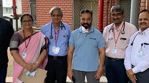 மருத்துவமனையிலிருந்து வீடு திரும்பினார் கமல்