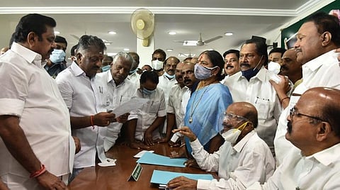 அதிமுக உட்கட்சித் தேர்தல்: ஓபிஎஸ், ஈபிஎஸ் வேட்புமனு தாக்கல்