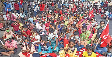 அரசு போக்குவரத்துக் கழக ஊழியர்களுக்கு புதிய ஊதிய ஒப்பந்தம் உள்ளிட்ட பல்வேறு கோரிக்கைகளை வலியுறுத்தி சென்னை பல்லவன் இல்லம் முன்பு நேற்று குடும்பத்துடன் போராட்டத்தில் ஈடுபட்ட சிஐடியு தொழிற்சங்கத்தினர்.படம் ம.பிரபு