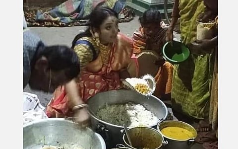 திருமணத்தில் எஞ்சிய உணவைப் பரிமாறும் மேற்குவங்கப் பெண் பாபியா கர்