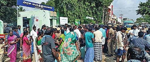 முதுகுளத்தூர் - பரமக்குடி சாலையில் மறியலில் ஈடுபட்ட நீர்கோழியேந்தல் கிராம மக்கள்.